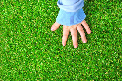 Umetna trava - idealen zelen okras vaše okolice